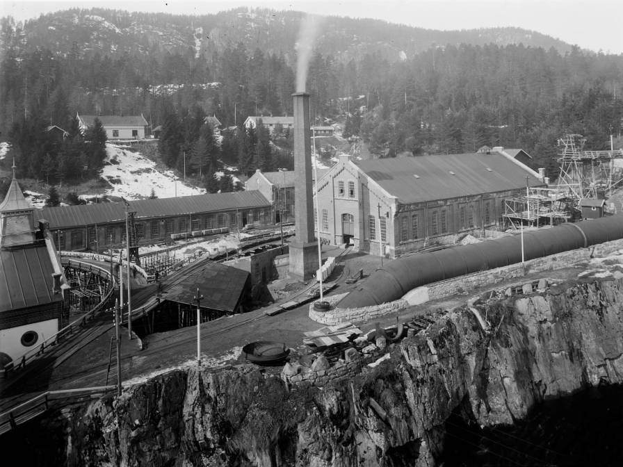 Tinfos Papirfabrik med rørledning